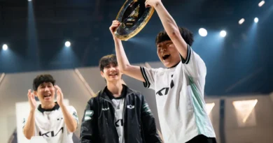 DPlus KIA Lifting The EWC 2026 LoL Trophy