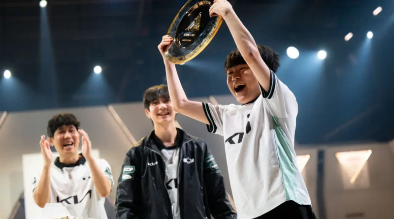 DPlus KIA Lifting The EWC 2026 LoL Trophy